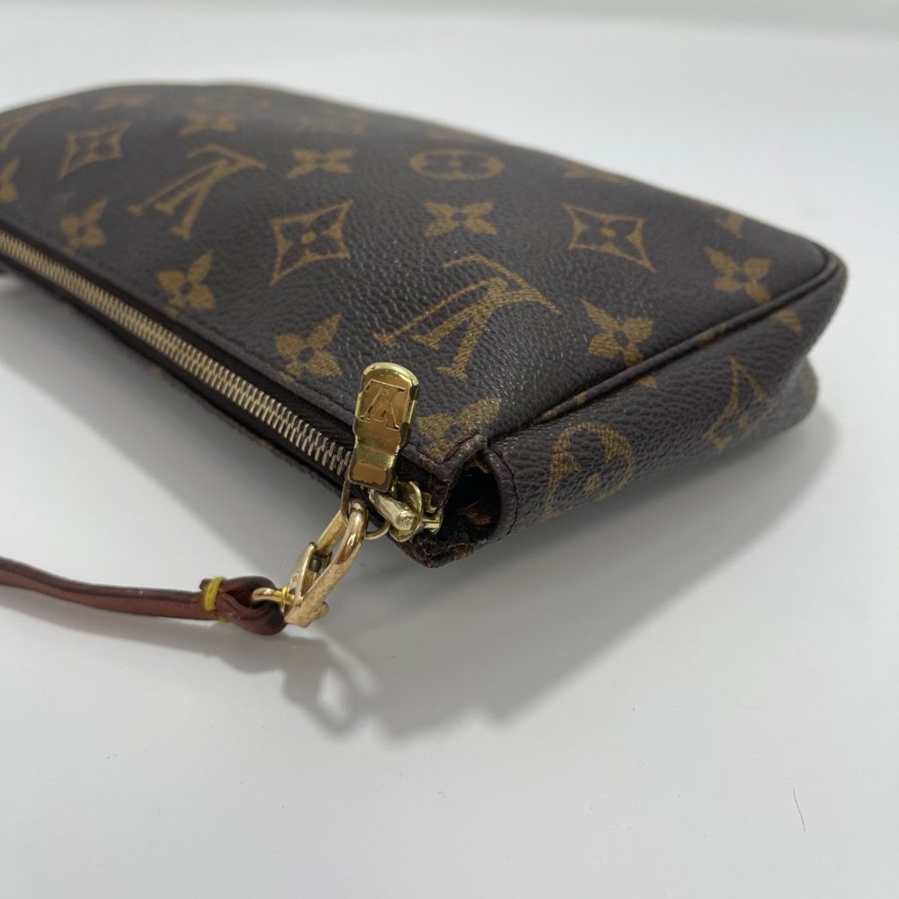 •SOLD• Louis Vuitton Monogram Pochette Accessories - Picture 7 of 15